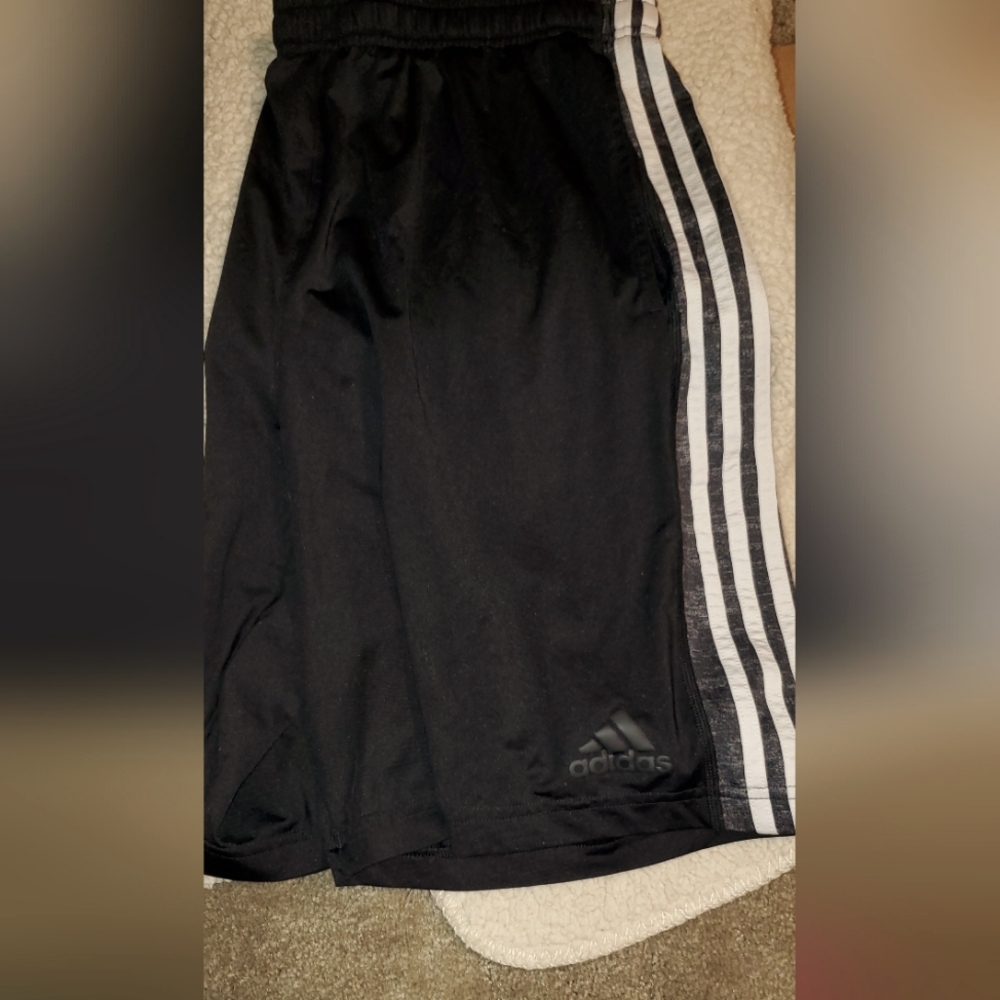 Mens Sz L Adidas shorts in great condition.